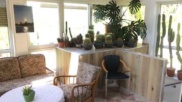 Big Flat (100EUR cleaning fee on top of the rate) | Living area | Flat-screen TV