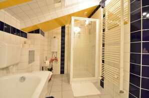 Deluxe Studio Suite, Terrace, Garden View (50€ cleaning fee on top of the rate) | Bathroom | Shower, hair dryer, towels - AJO Vienna Garden - Contactless Check-in (Vienna)