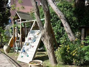 Children’s play area – outdoor