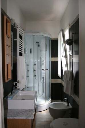 Standaard appartement, 1 slaapkamer, kitchenette | Badkamer | Een douche, gratis toiletartikelen, een haardroger, een bidet