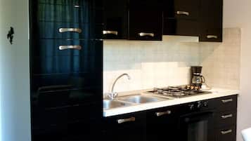 Standard Apartment, Multiple Beds, Kitchenette (5) | Private kitchen | Full-sized fridge, oven, stovetop, coffee/tea maker