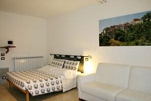 Studio – standard, 1 queensize-seng, tekjøkken | Sengetøy av topp kvalitet, dundyner, safe på rommet og skrivebord