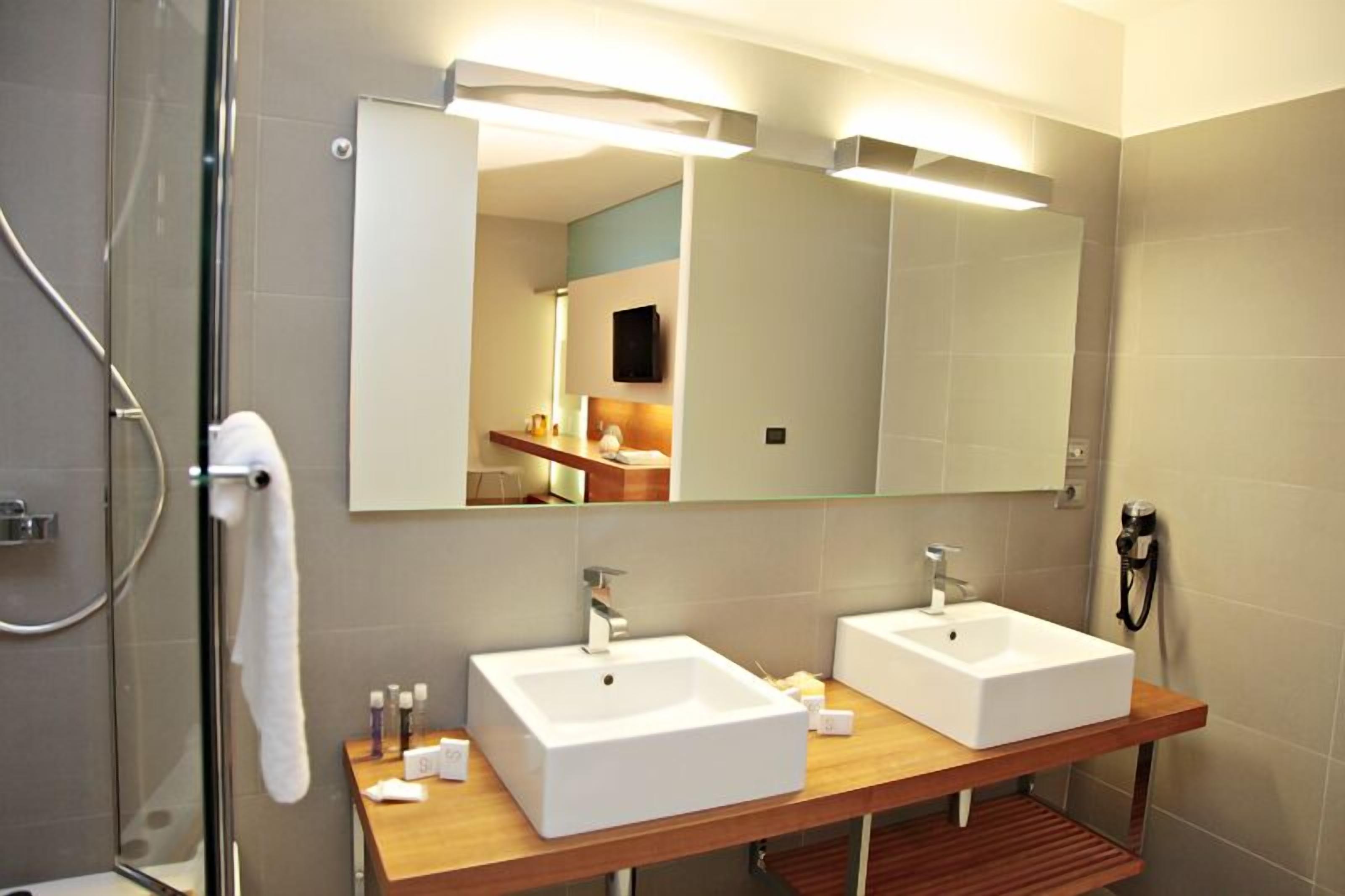 executive suite, 1 king bed, hot tub | bathroom sink