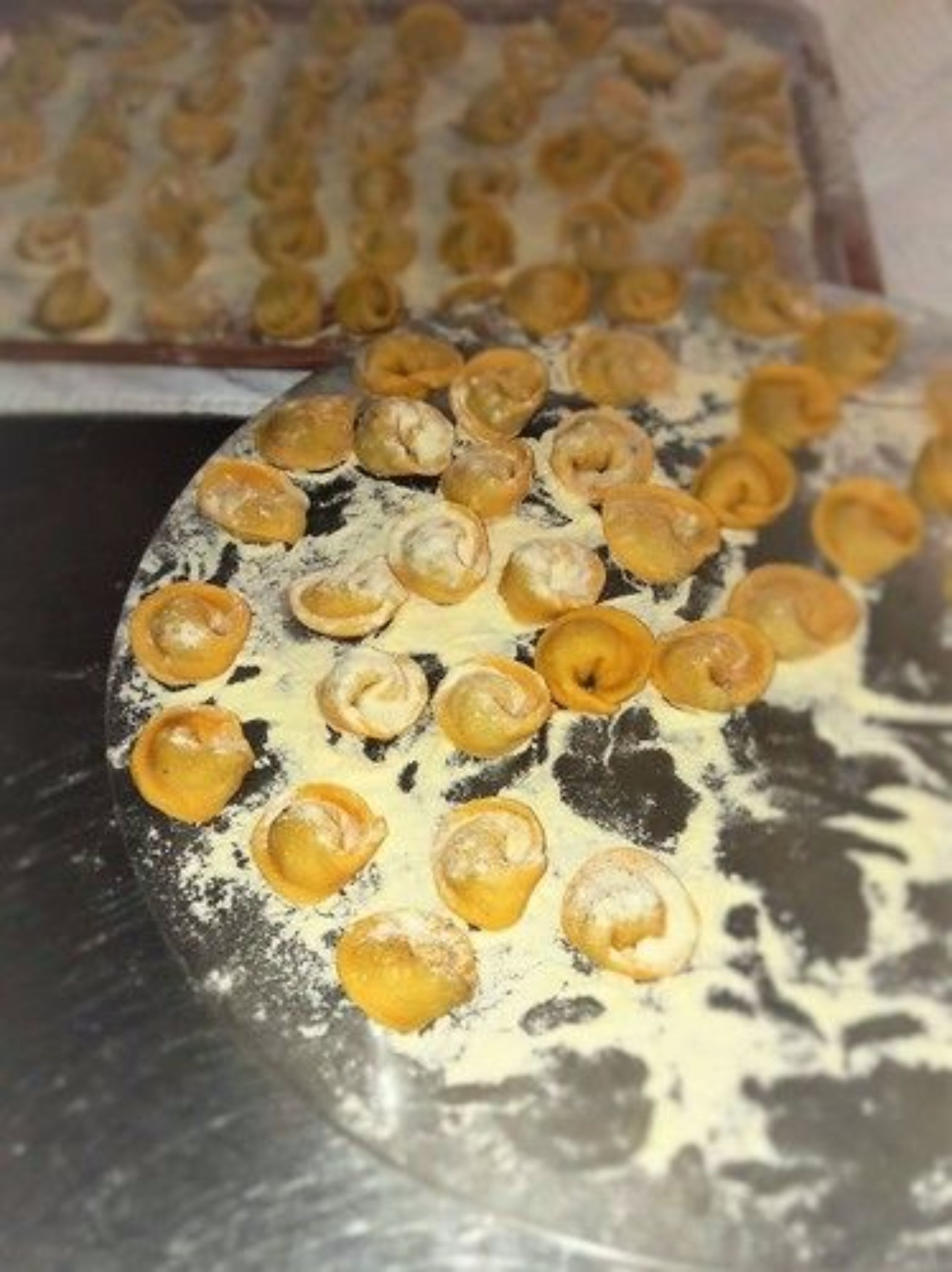Un plateau de pâtisseries saupoudrées de sucre glace.