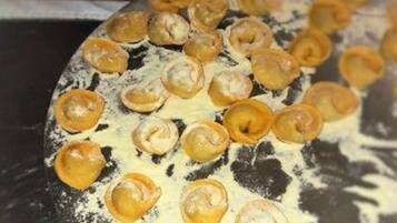 Un plateau de pâtisseries saupoudrées de sucre glace.