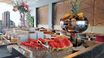Petit déjeuner buffet (10 EUR par personne)