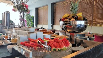 Desayuno buffet diario (EUR 10 por persona)