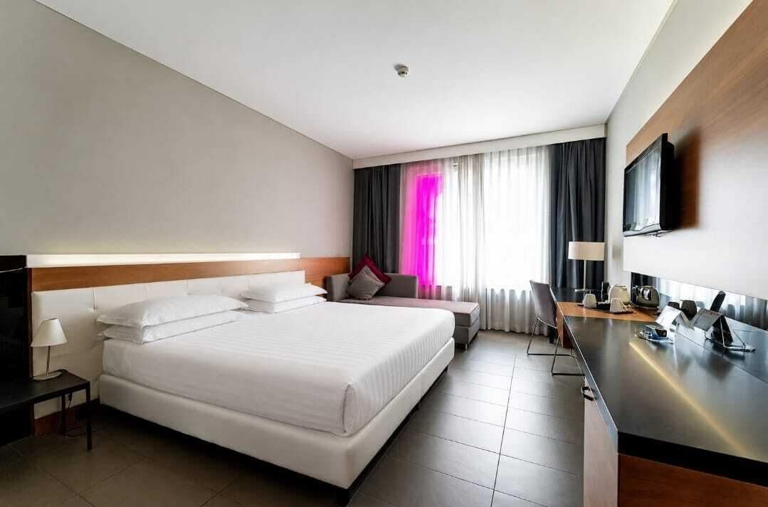 Ropa de cama de alta calidad, cubrecamas y minibar 
