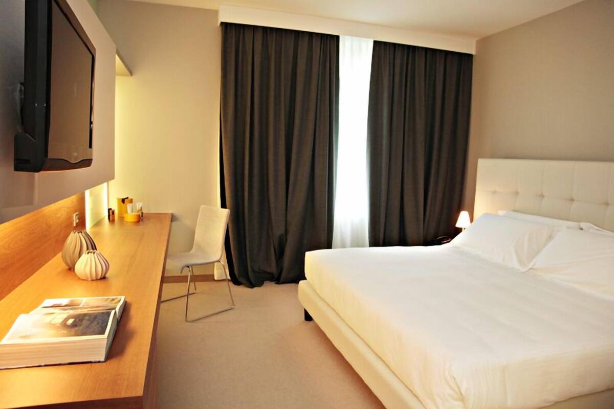 Premium bedding, down comforters, minibar, in-room safe