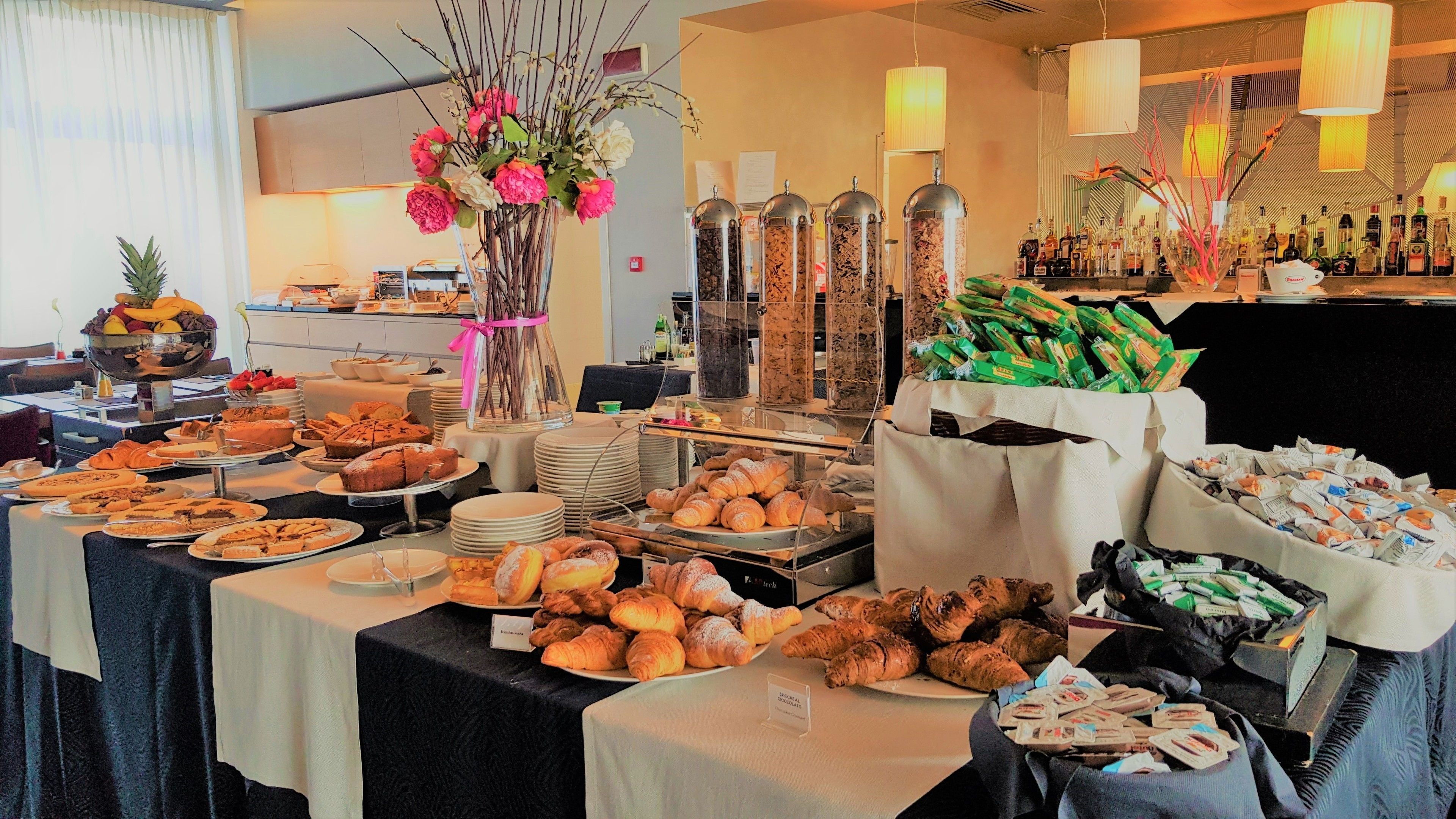 Tägliches Frühstücksbuffet (10 EUR pro Person)