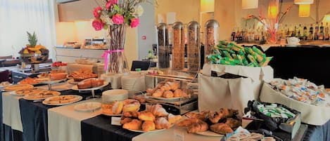 Daily buffet breakfast for a fee