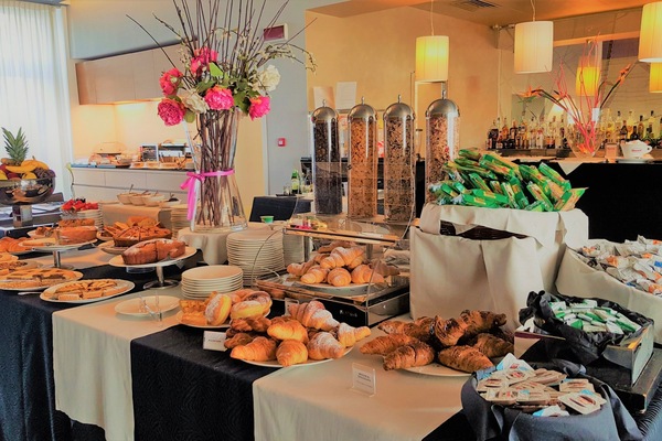 Petit déjeuner buffet servi tous les jours en supplément