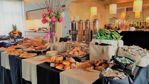 Päivittäinen buffetaamiainen (10 EUR per henkilö)