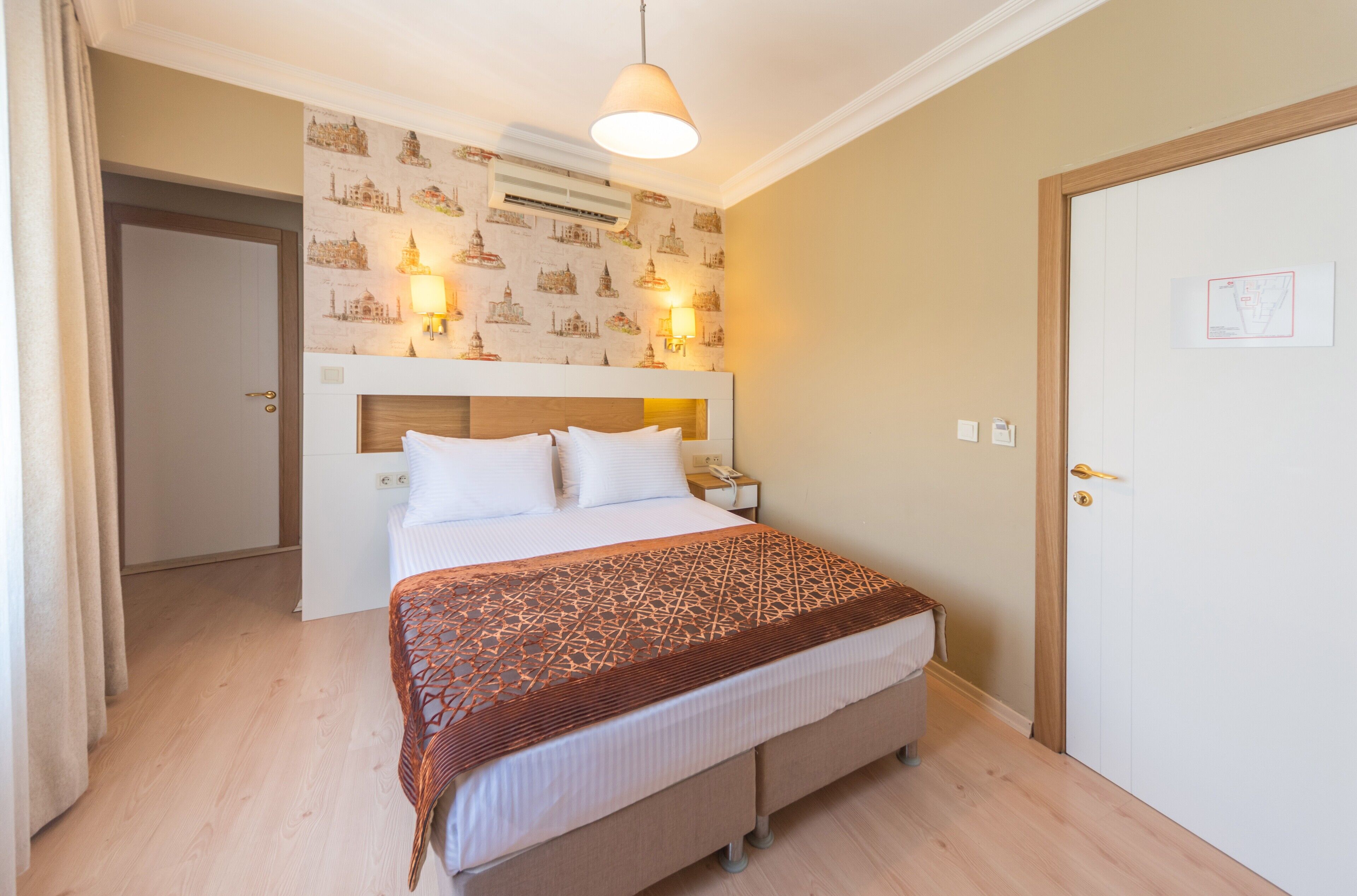 Frigobar, cofres nos quartos, escrivaninha, quartos à prova de som