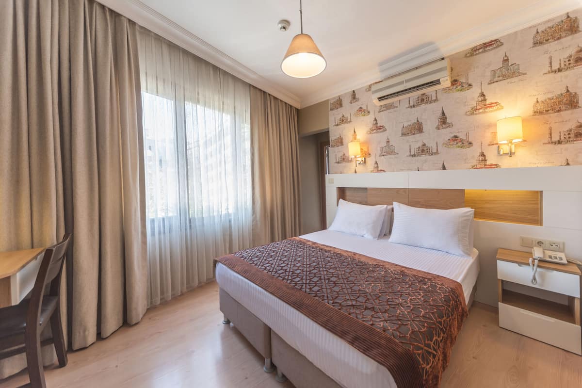 Standard Room | Minibar, in-room safe, desk, soundproofing