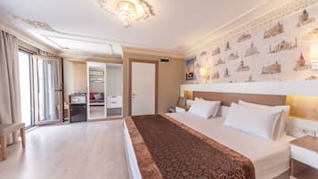 Deluxe-Doppelzimmer, 1 Schlafzimmer, Nichtraucher | Minibar, Zimmersafe, Schreibtisch, schallisolierte Zimmer