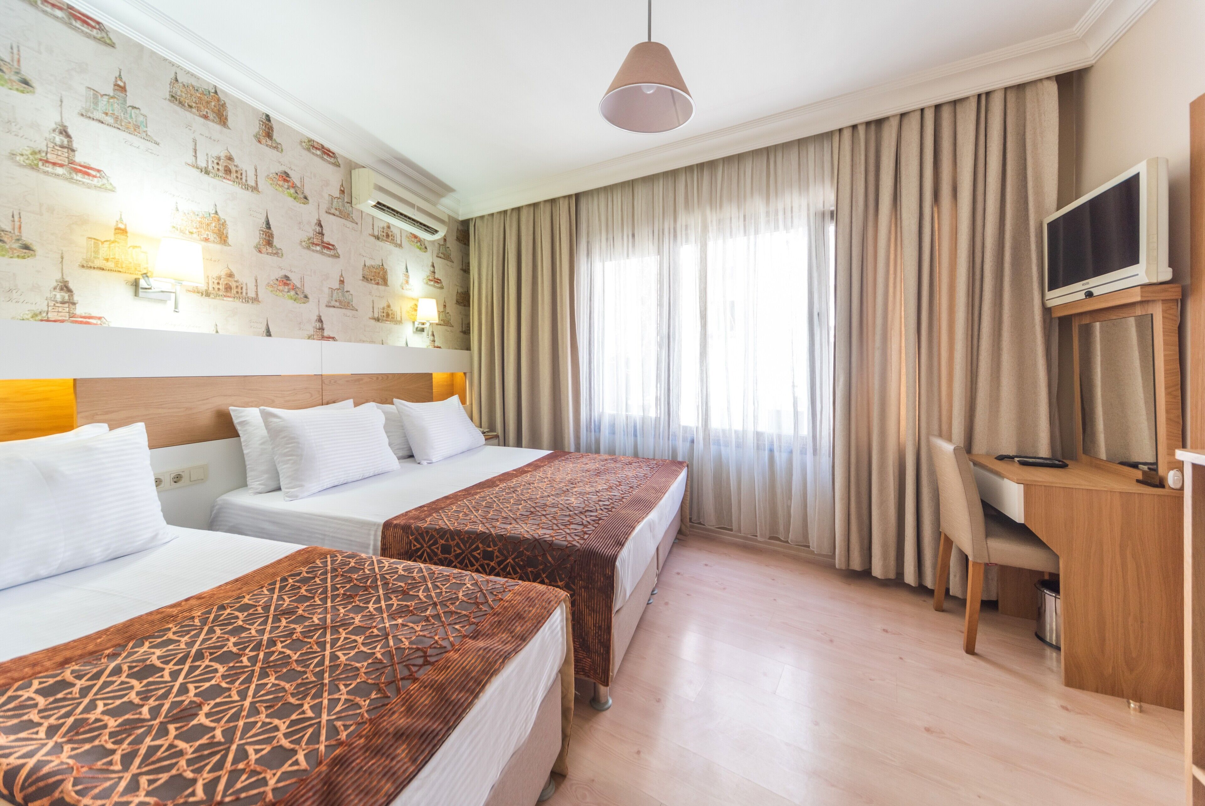 Minibar, coffres-forts dans les chambres, bureau, chambres insonorisées