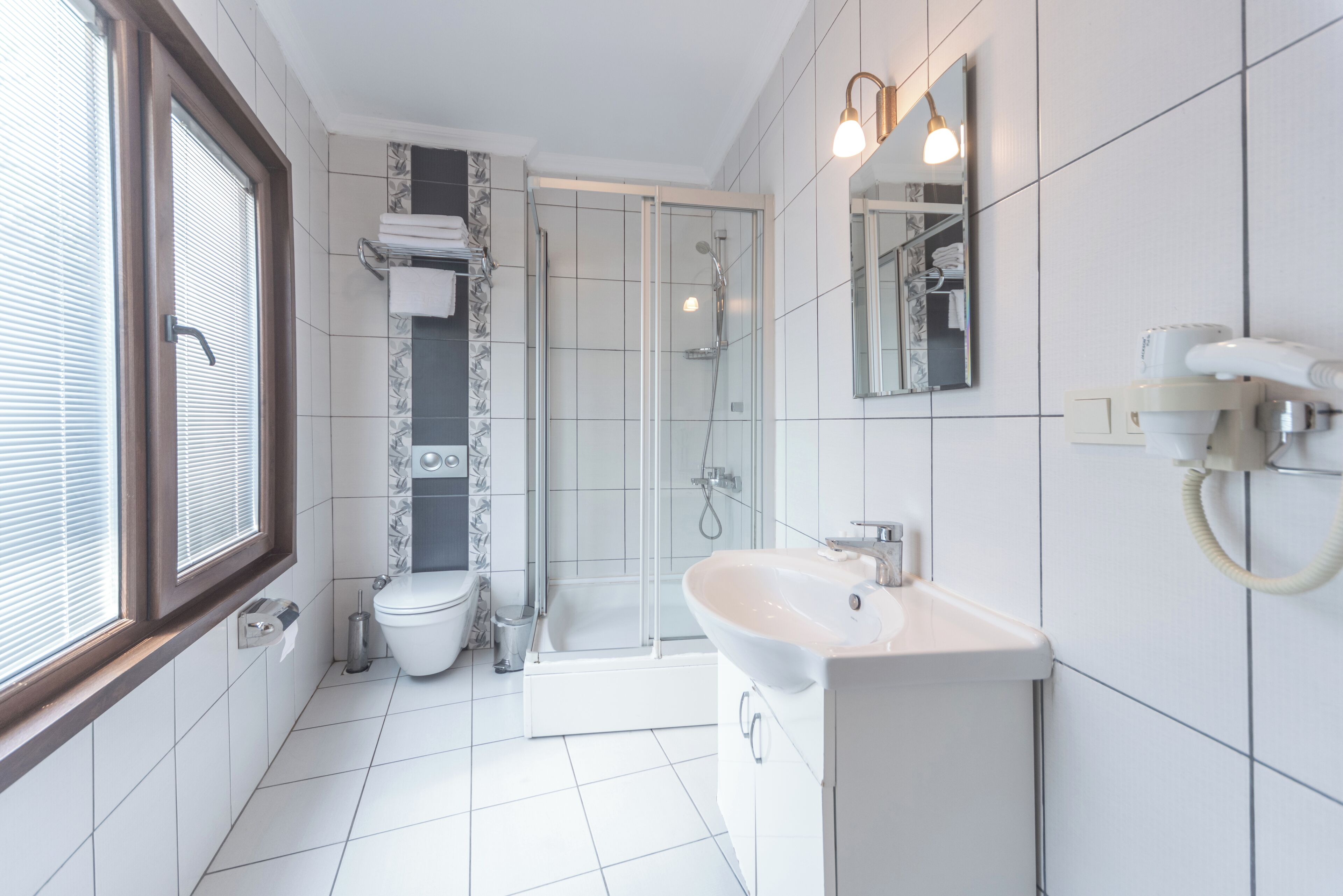 Chambre Standard | Salle de bain | Sèche-cheveux, chaussons, serviettes fournies