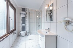 Standard Room | Bathroom | Hair dryer, slippers, towels - Taya Hatun Hotel (Istanbul)