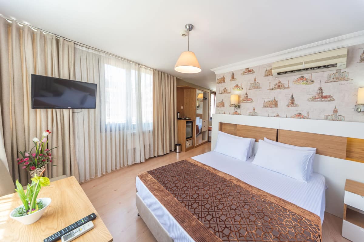 Family Room | Minibar, in-room safe, desk, soundproofing