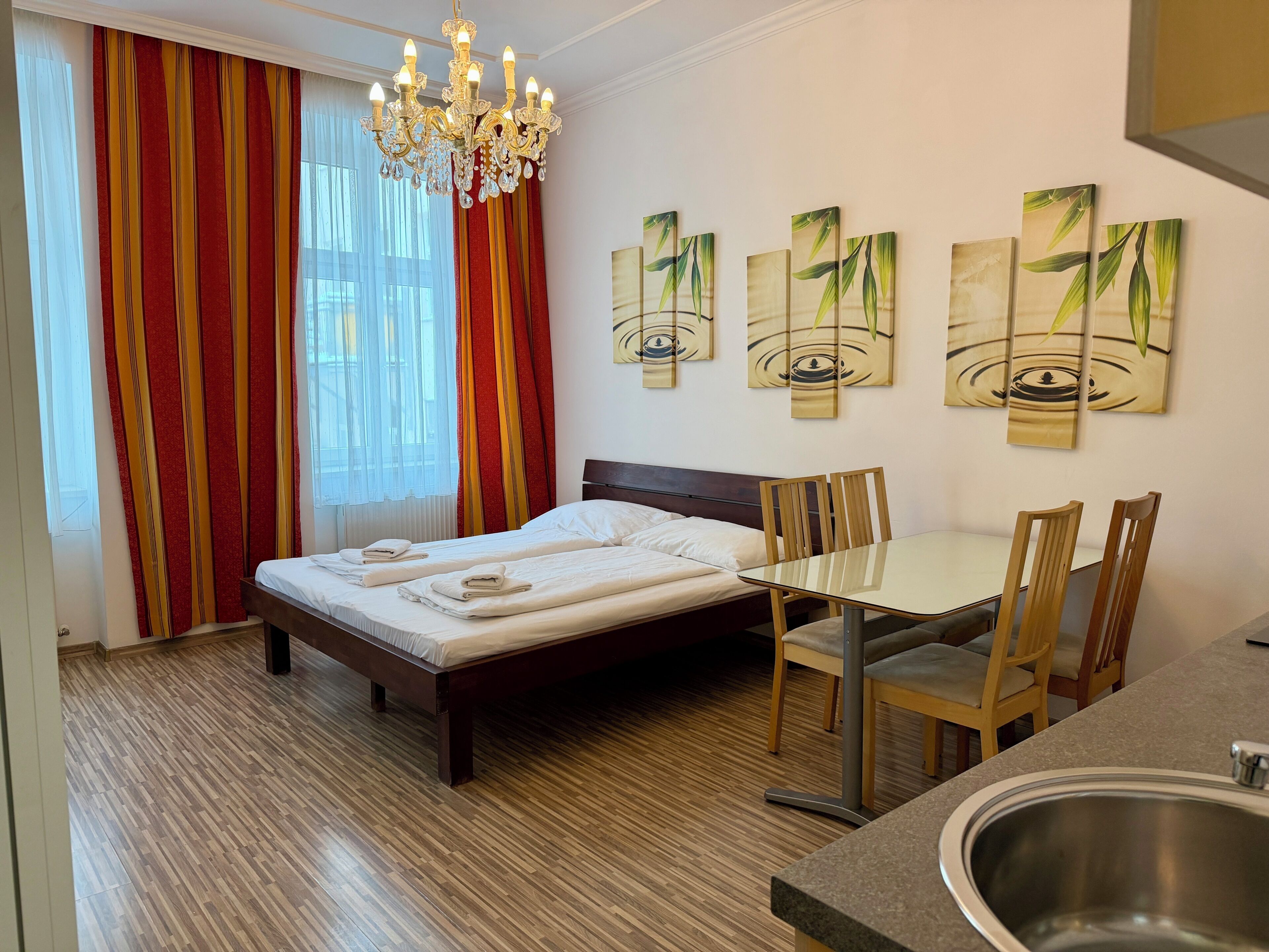 Basic-værelse med dobbeltseng eller 2 enkeltsenge | Opholdsområde | 32-tommers fladskærms-tv med digitale kanaler, tv