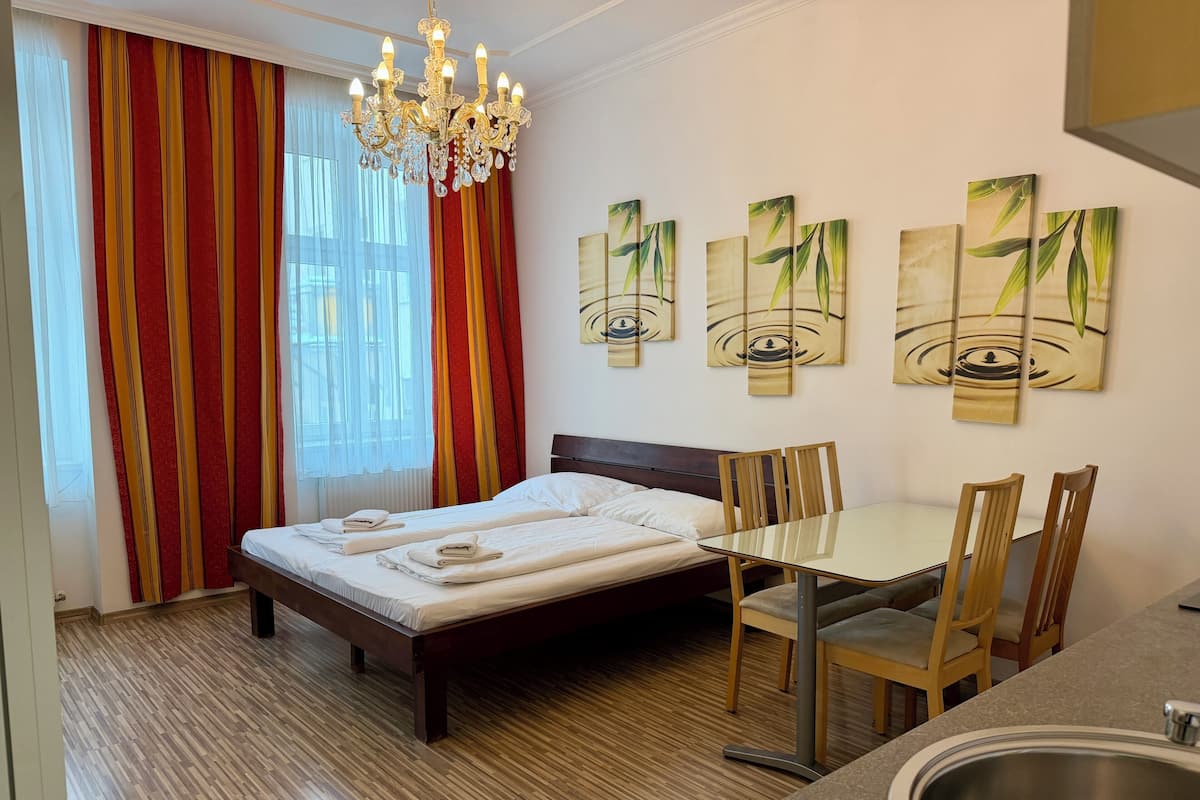 Basic Double or Twin Room | Living area | 32-inch flat-screen TV with digital channels, TV