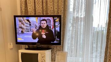 City Room, 2 Single Beds, Non Smoking, Private Bathroom | Living area | 32-inch flat-screen TV with digital channels, TV