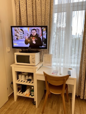 City Room, 2 Single Beds, Non Smoking, Private Bathroom | Living area | 32-inch flat-screen TV with digital channels, TV