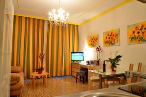 Apartment, 1 Schlafzimmer | Wohnzimmer | 32-Zoll-Flachbildfernseher mit Digitalempfang, Fernseher