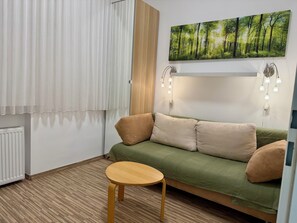 Eenvoudige kamer, 1 twee- of 2 eenpersoonsbedden | Luxe beddengoed, individueel gedecoreerd, individueel gemeubileerd