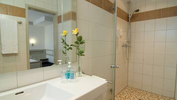 Dusche, kostenlose Toilettenartikel, Haartrockner