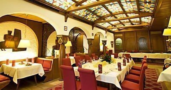 يتم تقديم الغداء والعشاء 