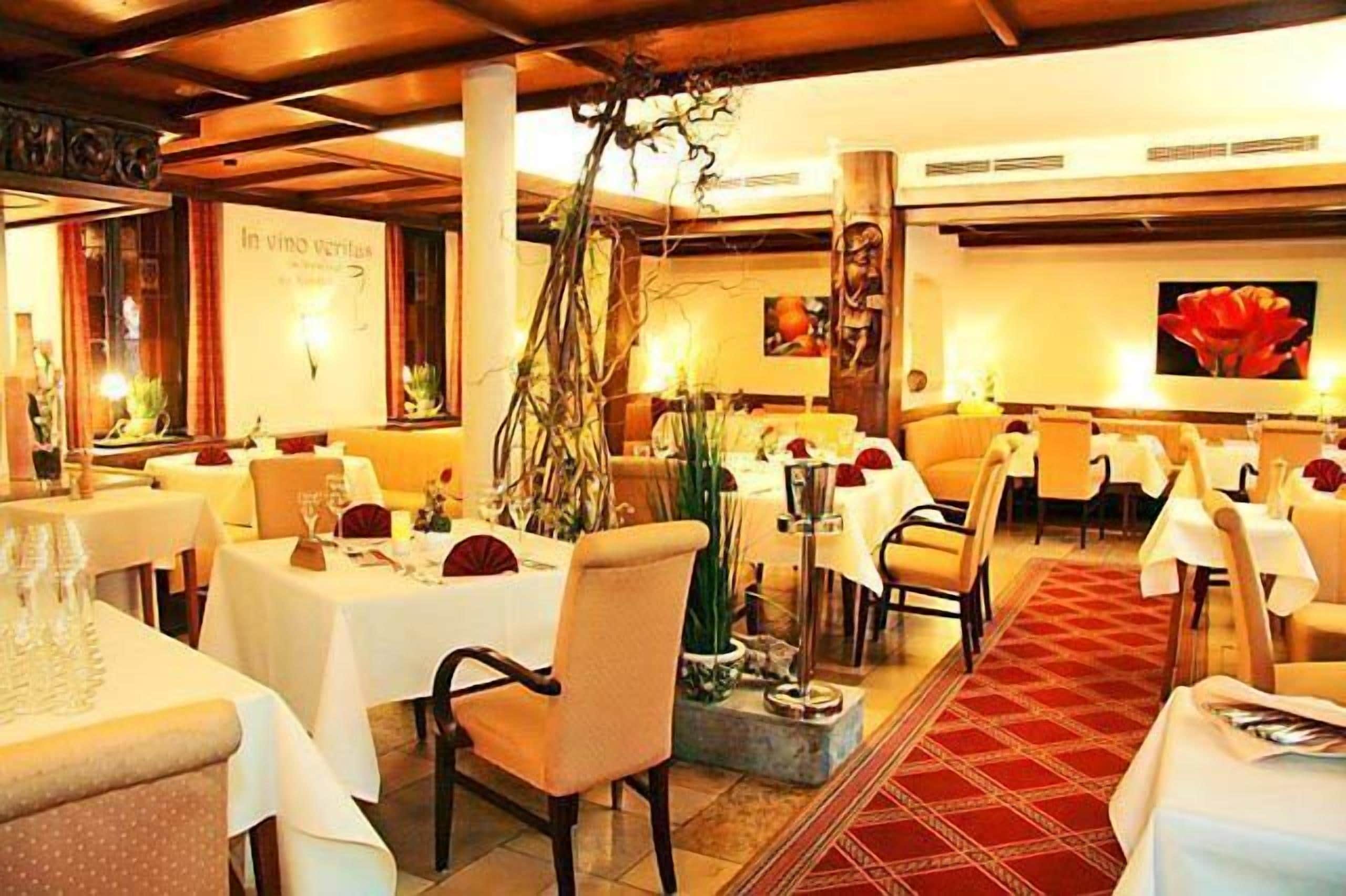 Lunch, dinner served; international cuisine, alfresco dining 