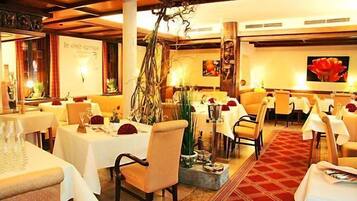 Lunch, dinner served; international cuisine, alfresco dining