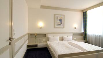 Bügeleisen/Bügelbrett, Babybetten, Zustellbetten, kostenloses WLAN