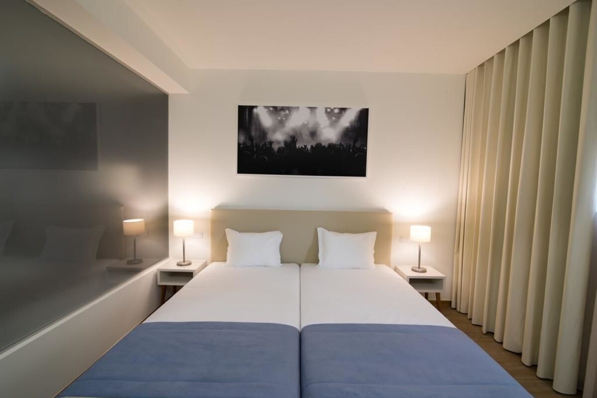 Minibar, soundproofing, WiFi (free), bed sheets