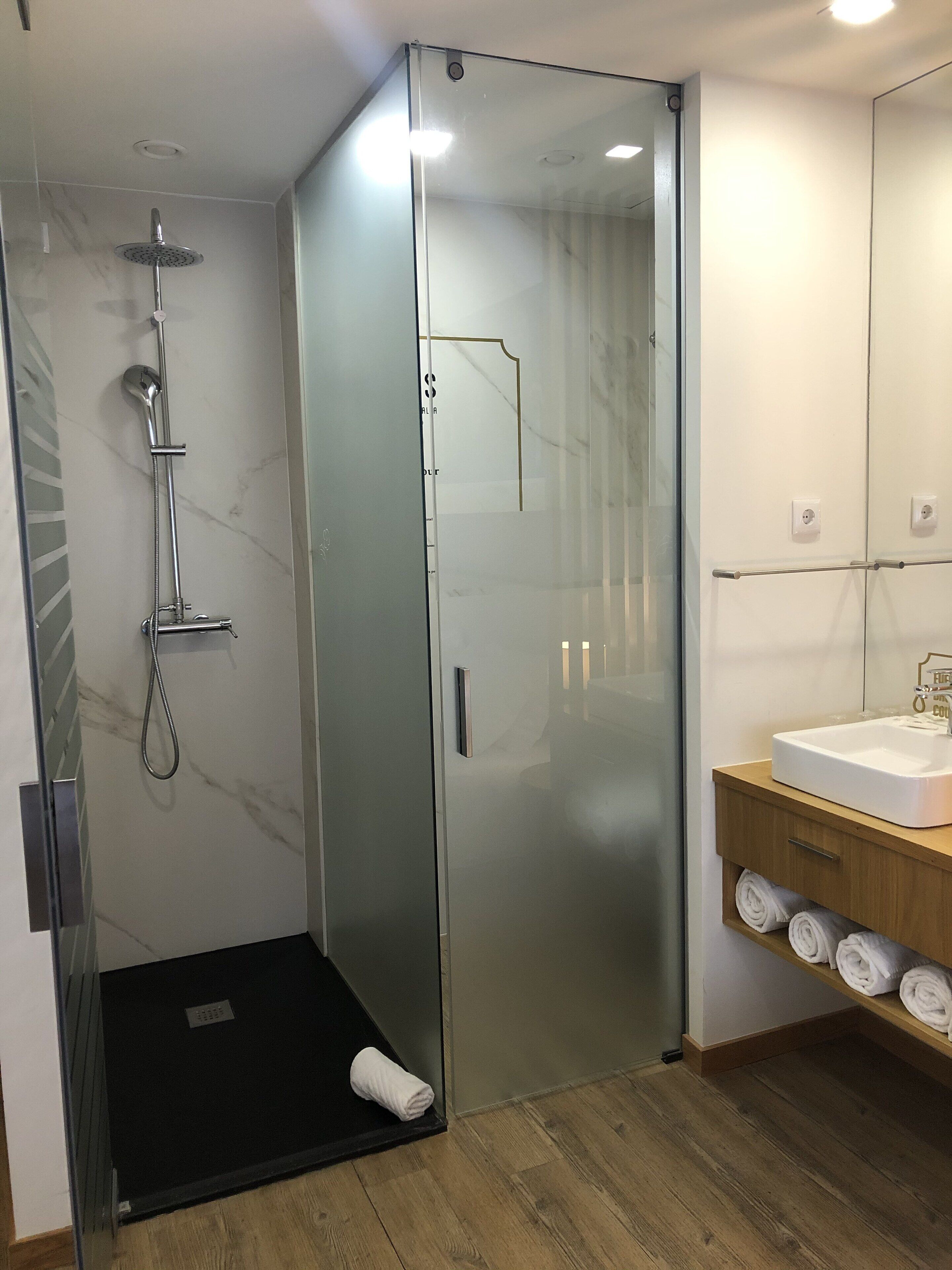deluxe twin room | bathroom | free toiletries, hair dryer, towels