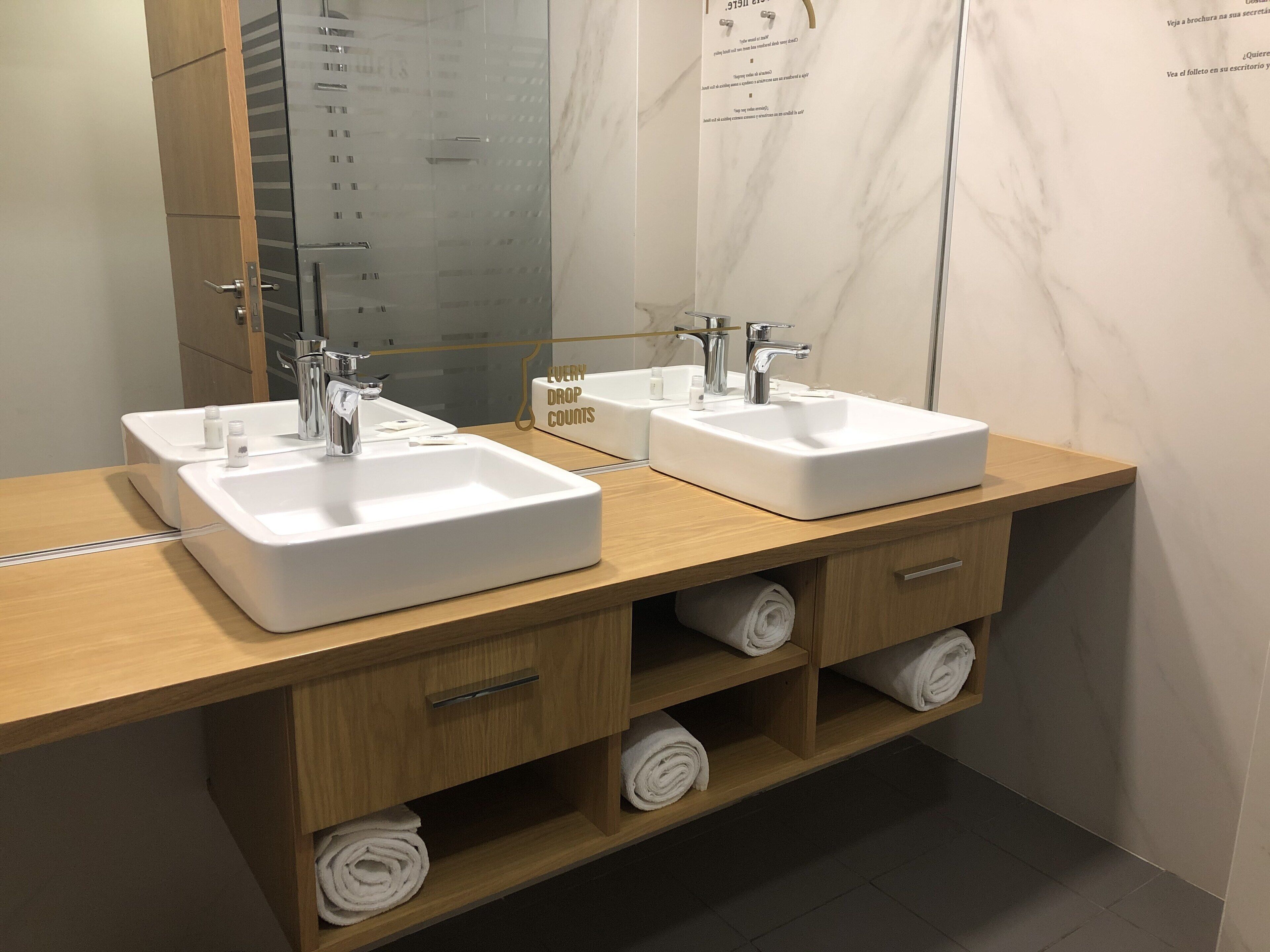 standard suite | bathroom | free toiletries, hair dryer, towels