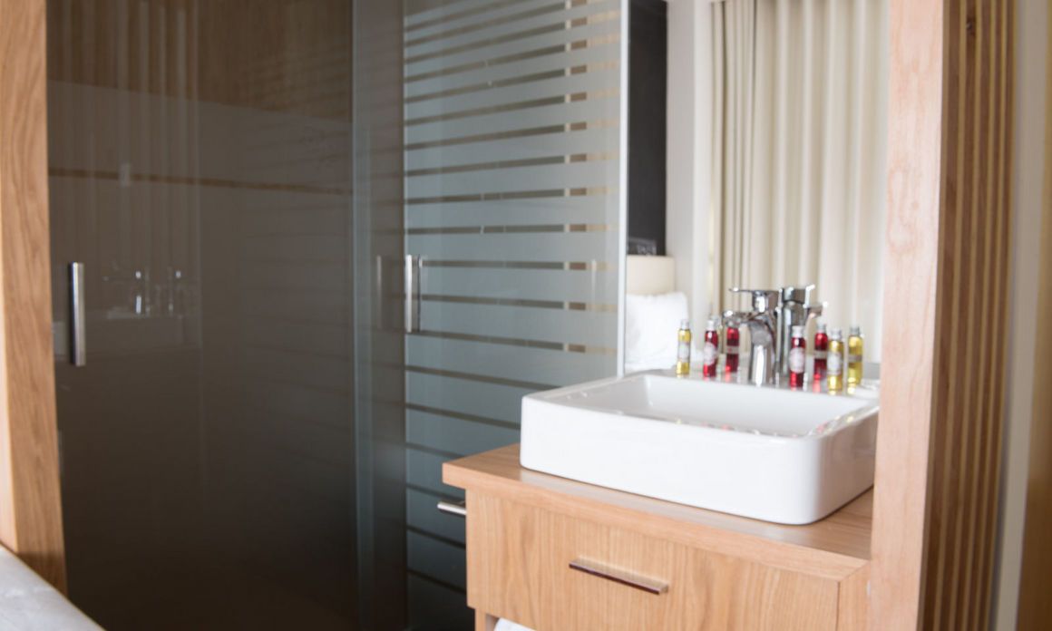 standard twin room | bathroom shower