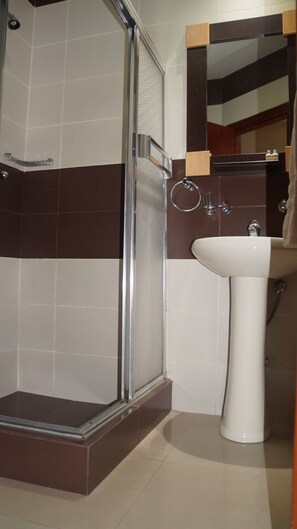 シャワー、バスアメニティ (無料)、タオル