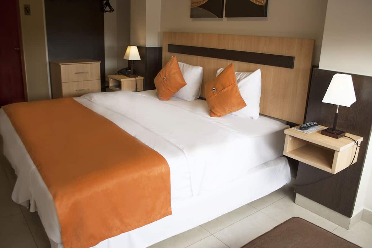 Luxe beddengoed, verduisterende gordijnen, een strijkplank/strijkijzer