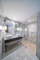 Studio Suite | Bathroom | Free toiletries, hair dryer, towels