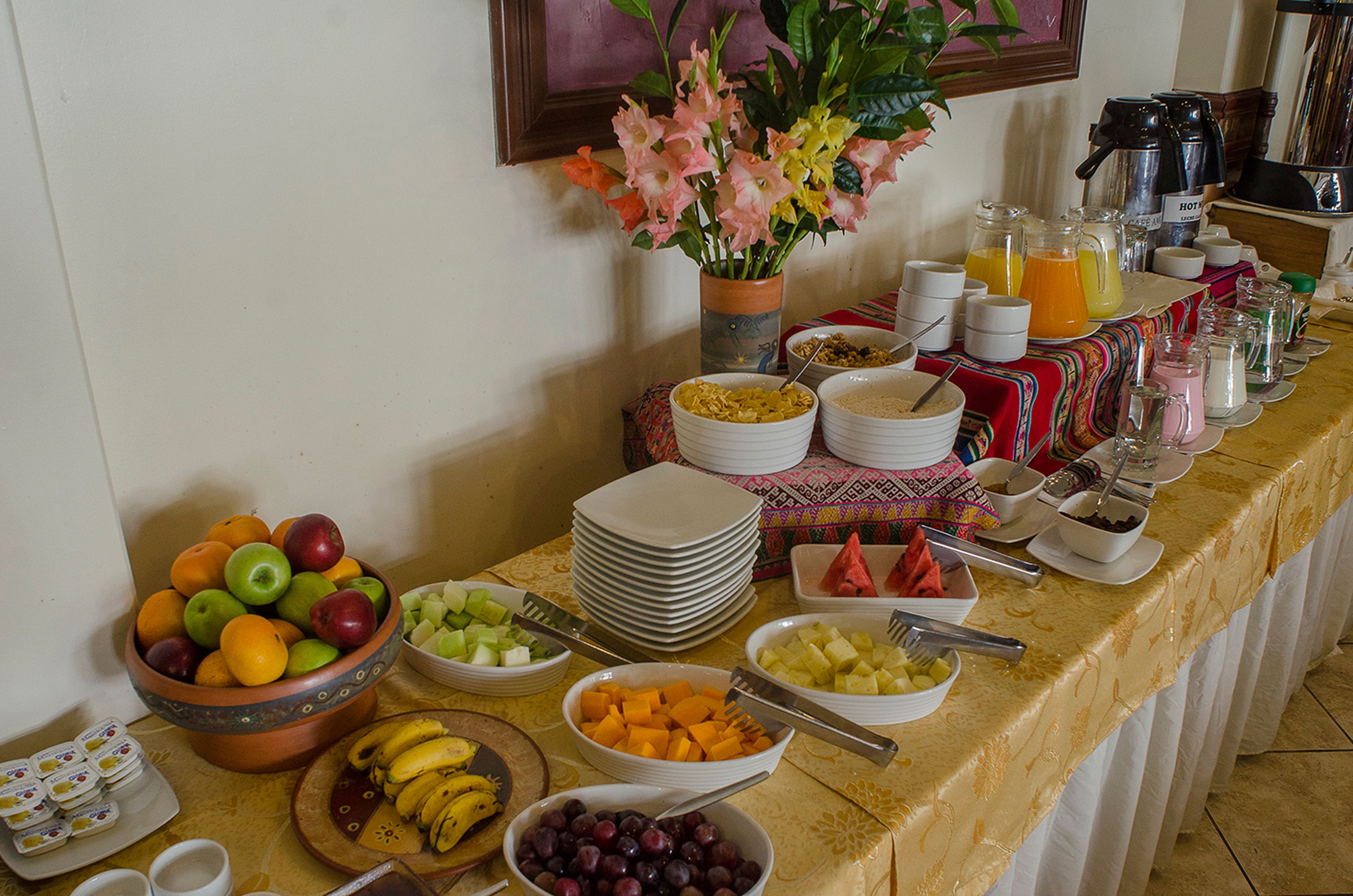 Ein reichhaltiges Buffet mit Obst, Gemüse und Getränken.