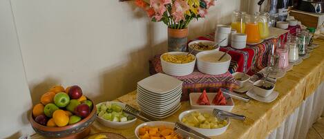 Ein reichhaltiges Buffet mit Obst, Gemüse und Getränken.