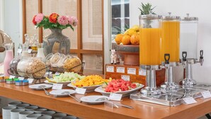 Ein Frühstücksbuffet mit verschiedenen Speisen und einer Saftbar.