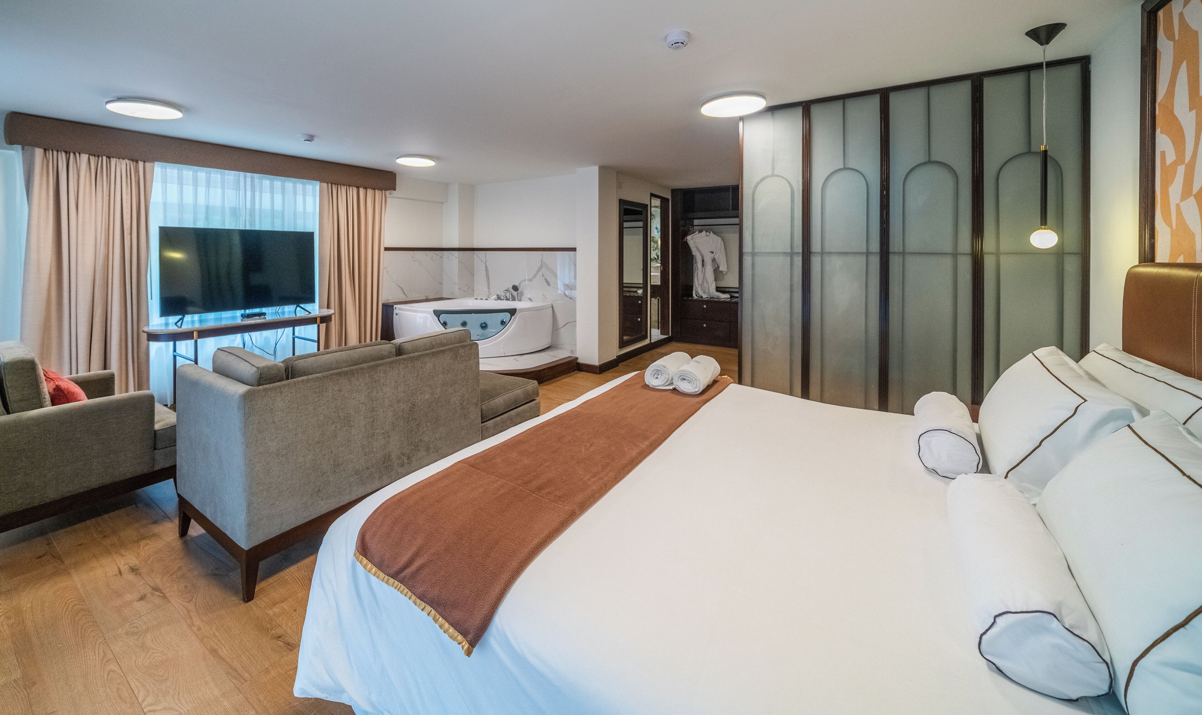 studio suite | premium bedding, minibar, in-room safe, desk
