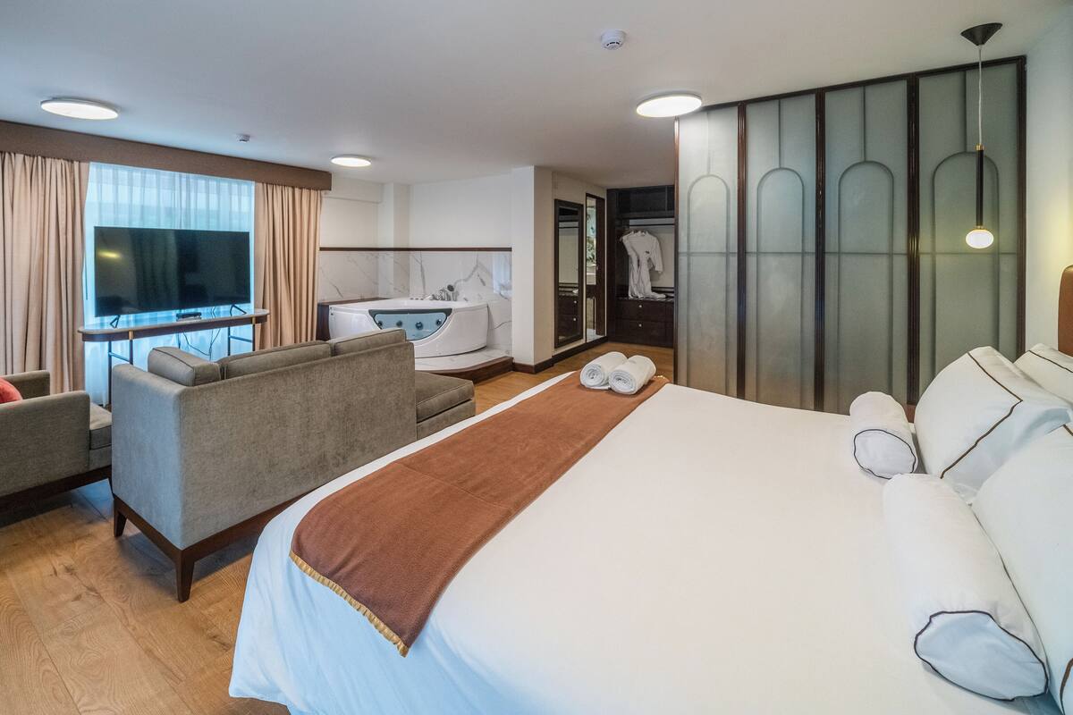 studio suite | premium bedding, minibar, in-room safe, desk