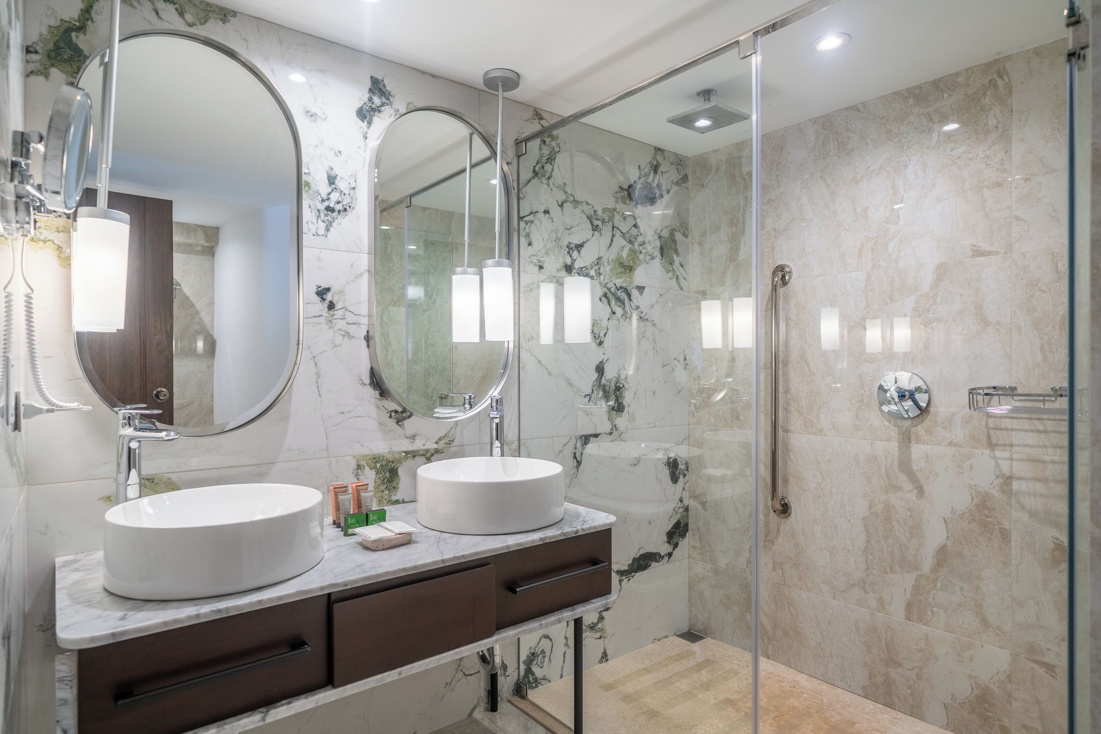 studio suite | bathroom | free toiletries, hair dryer, towels