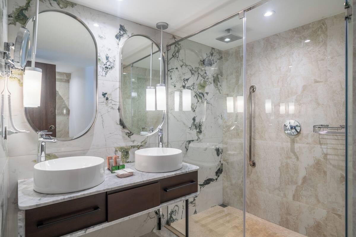 studio suite | bathroom | free toiletries, hair dryer, towels