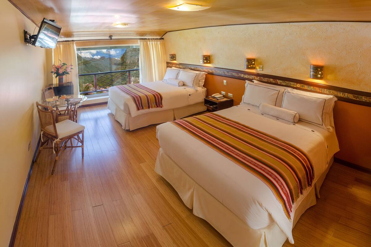Habitación cuádruple estándar | Ropa de cama de alta calidad, minibar, caja fuerte y escritorio